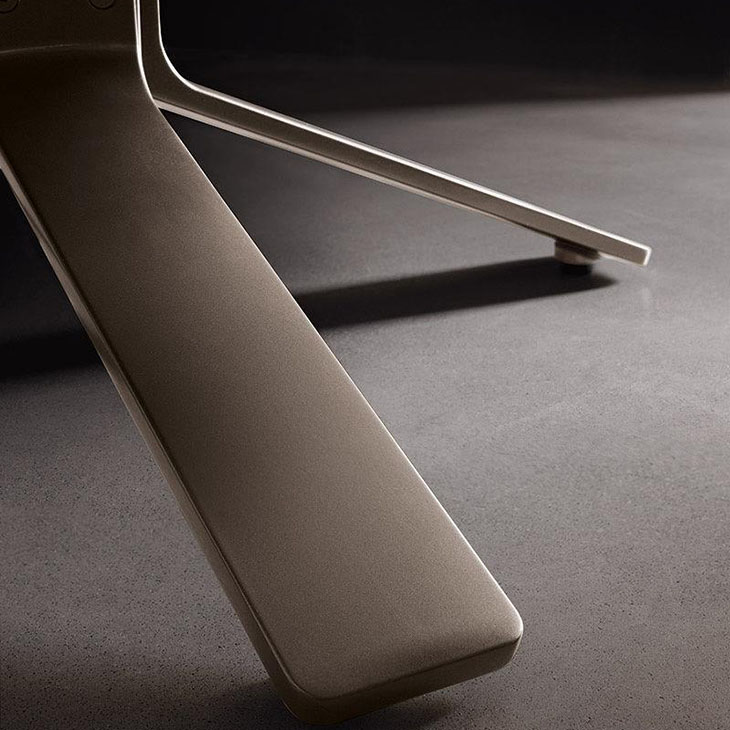detail of minotti reeves armchair swivel base