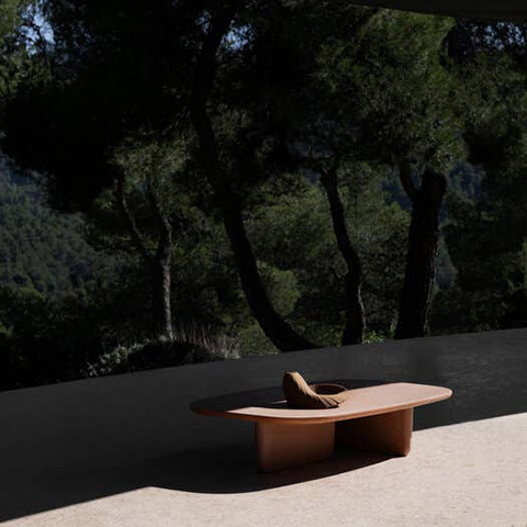 b&b italia tobi-ishi outdoor coffee table in situ