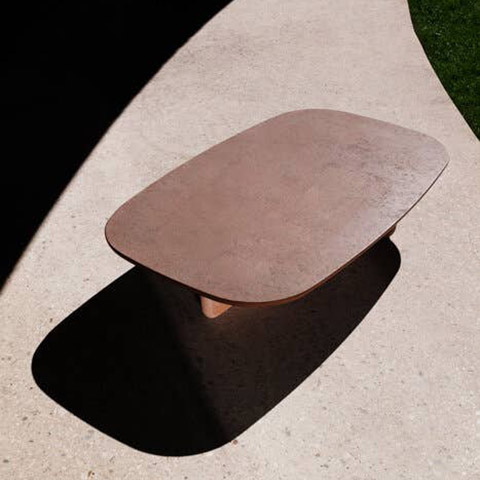 b&b italia tobi-ishi outdoor coffee table in situ