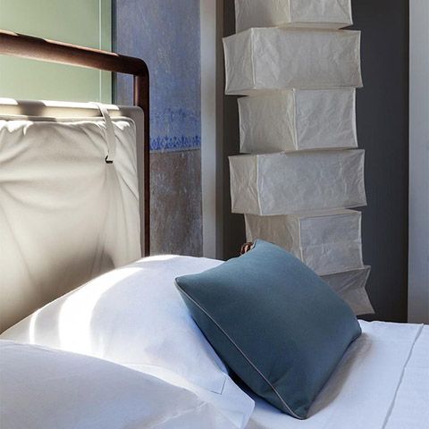 poltrona frau volare due bed in situ